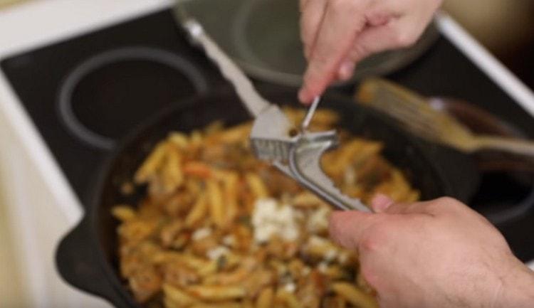 Alla fine della cottura, premiamo l'aglio nel piatto attraverso una pressa.