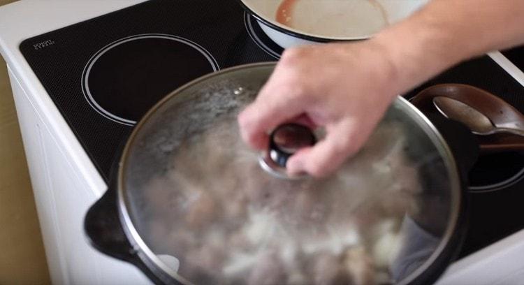 Maso zakryjte cibulkou a nechte 10 minut vařit.