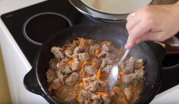 Βράστε το κρέας με λαχανικά κάτω από το καπάκι, ανακατέψτε.
