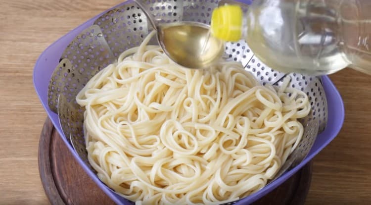 Хвърлете спагети в гевгир и ароматизирайте с растително масло.