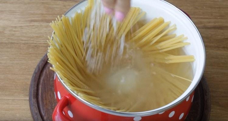Kun keität, suola spagetti.