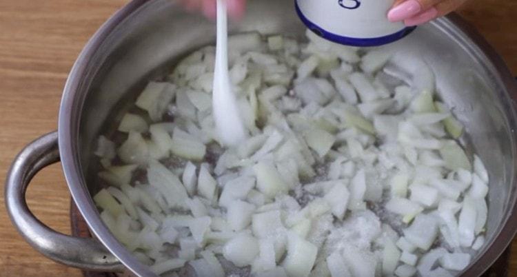 Διανέμουμε τα κρεμμύδια σε ένα ζεστό τηγάνι με φυτικό λάδι.
