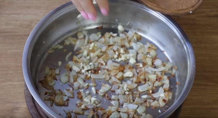 Aggiungi l'aglio nella padella alla cipolla.
