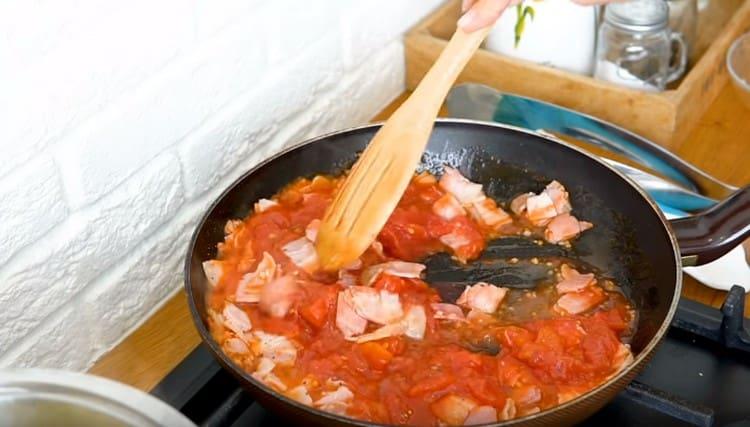 Mescola la salsa, aggiungi le spezie a piacere.