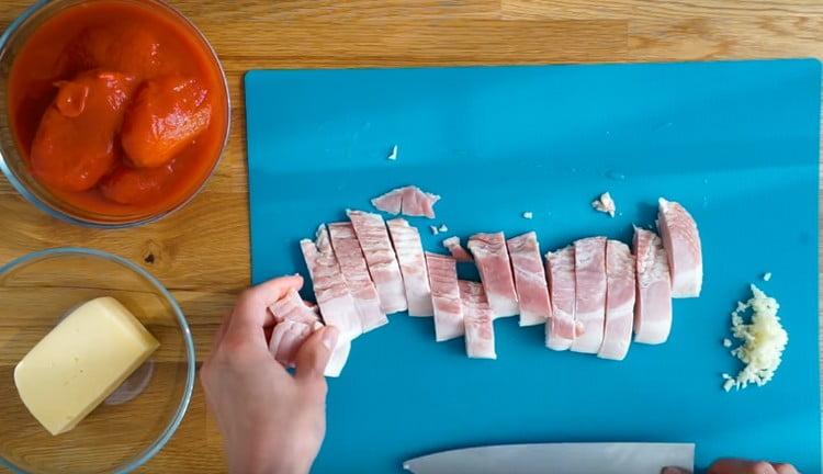 Nakrájenou slaninu nakrájejte na plátky.