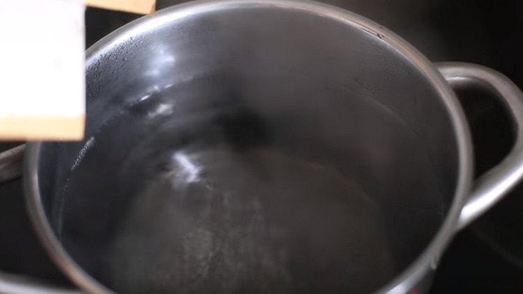Das Wasser in einem Topf zum Kochen bringen.