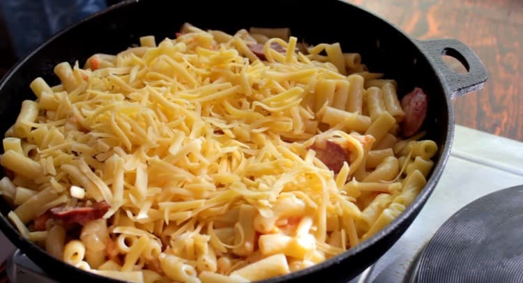Cospargere il piatto con formaggio grattugiato.