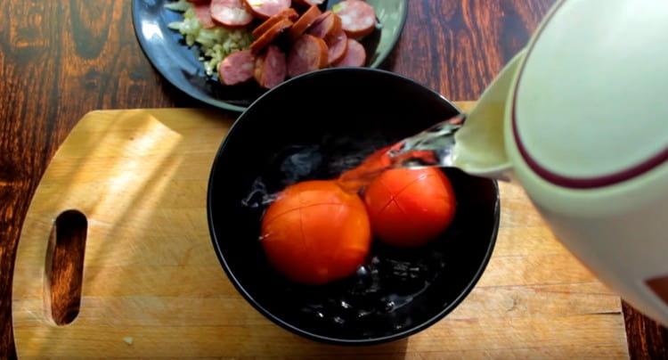 Kaada kiehuvaa vettä tomaattien päälle tekemällä niistä ristin muotoinen viilto.