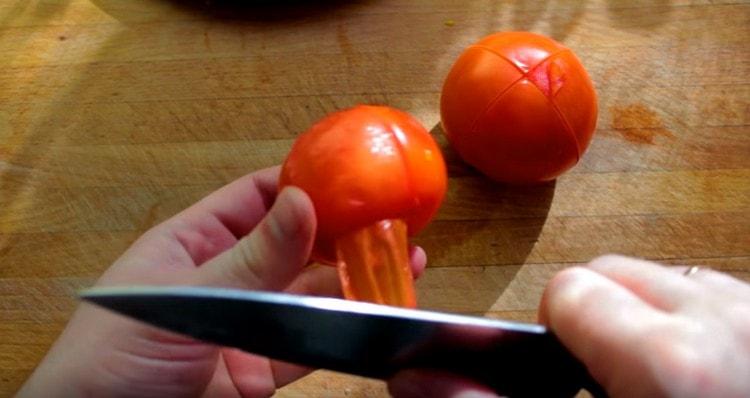 Обелете доматите от кожата.