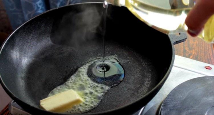 Сложете парче масло в тиган и добавете растително масло.