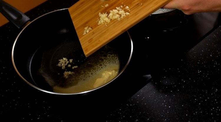 In una padella con burro, soffriggere l'aglio tritato.