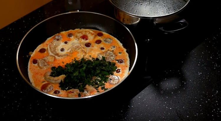Προσθέστε κρέμα και ψιλοκομμένα χόρτα στο τηγάνι.