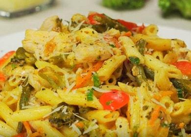Ruoanlaitto herkullisia pastaa vihanneksilla valokuvan mukaan.