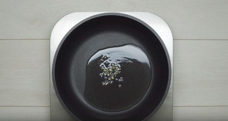 In einer Pfanne mit Olivenöl den gehackten Knoblauch anbraten.