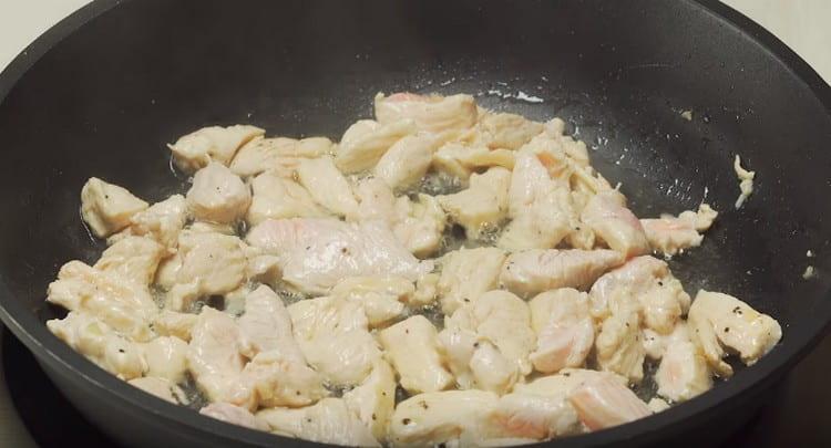 Přidejte kuřecí řízek na česnek a smažte.