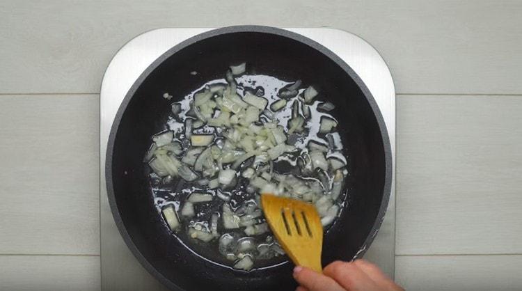 Nachdem Sie das Filet aus der Pfanne genommen haben, braten Sie die Zwiebel darauf.