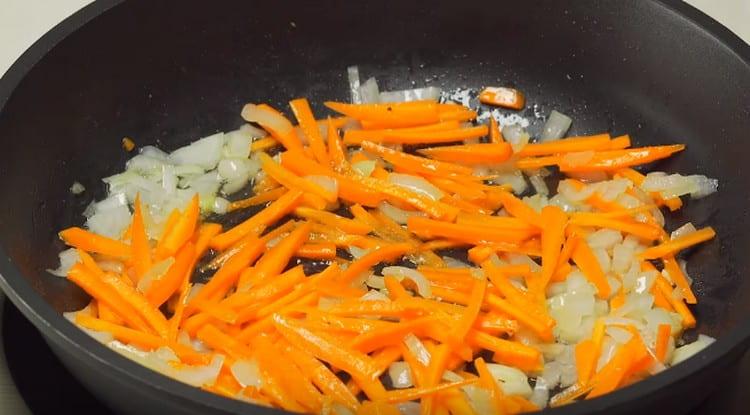 Добавете моркова към лука.