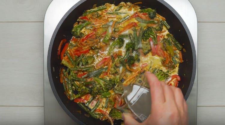 Залейте зеленчуците със сметана, сол, добавете вода от тестени изделия.