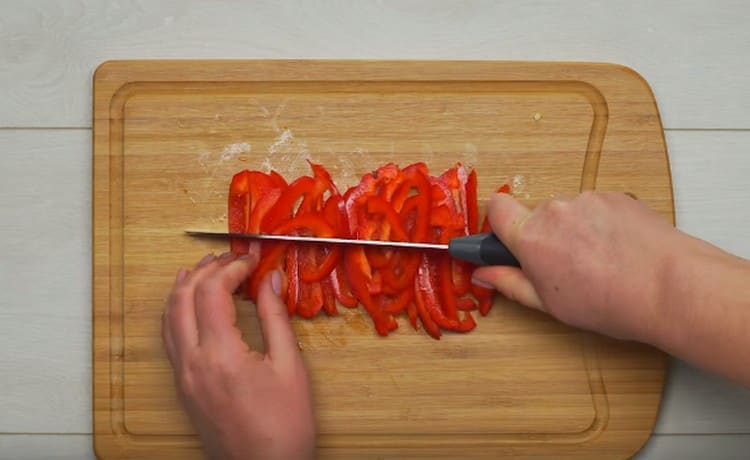 Leikkaa paprika nauhoiksi.