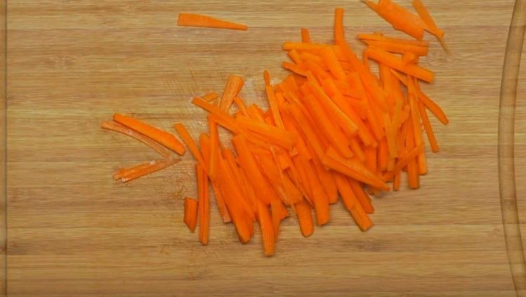 Wir schneiden auch die Karotten in Streifen.