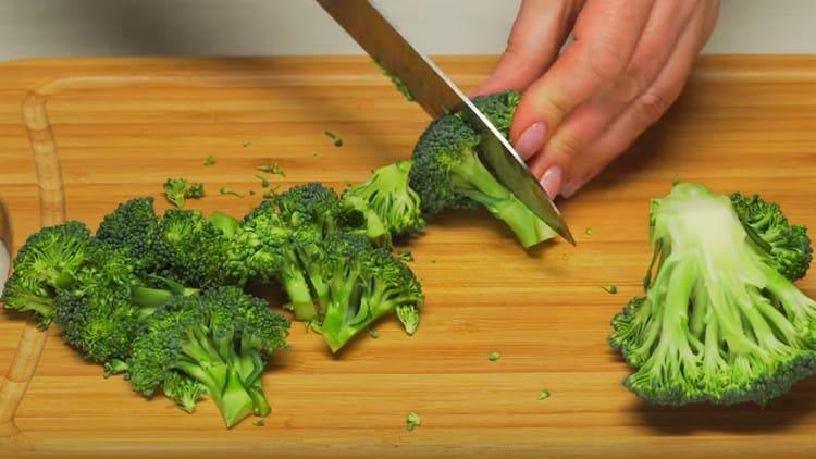 Rozdělte se na brokolici květenství.