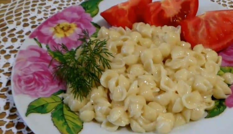 Макаронени изделия със сирене вървят добре с месни ястия и зеленчукови салати.