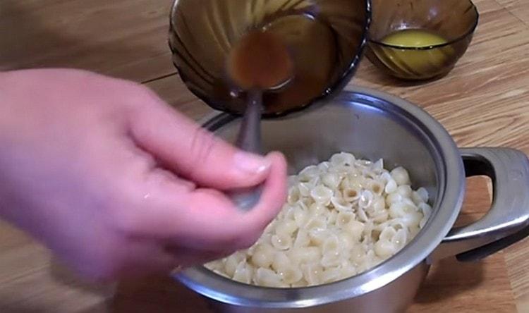 Lisäämme lieme pastaaan maun mukaan.