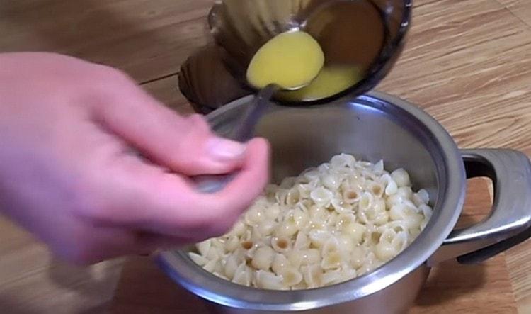 Die geschmolzene Butter zu den Nudeln geben.