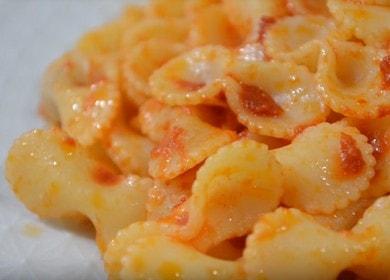 Cucinando pasta deliziosa con la ricetta del concentrato di pomodoro con la foto.