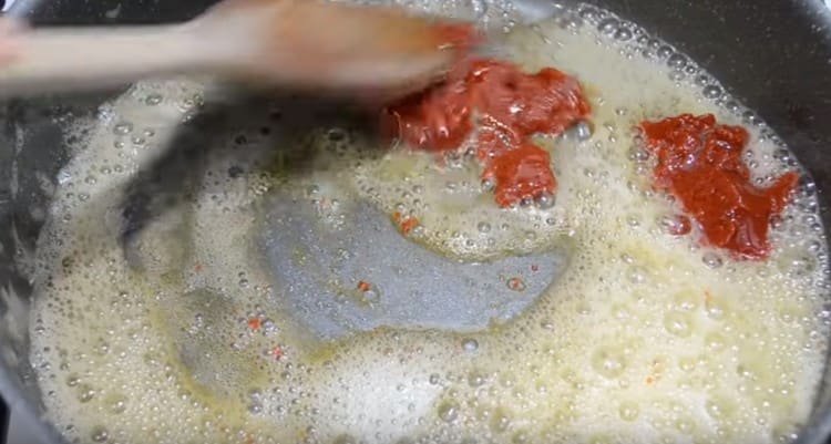 Добавете доматеното пюре и разбъркайте много бързо.