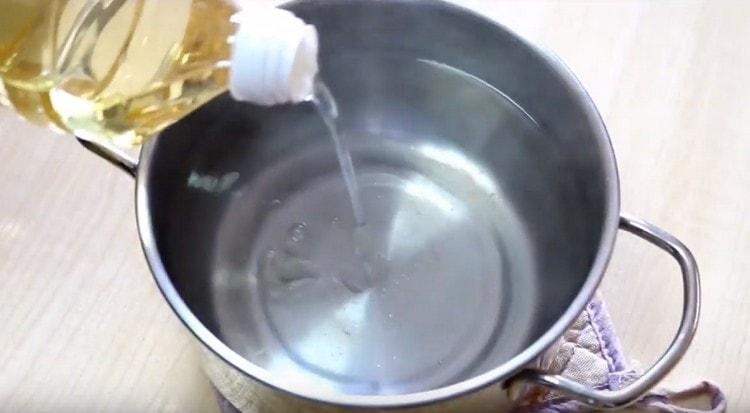 Доведете водата в тиган да заври, добавете сол и растително масло към нея.