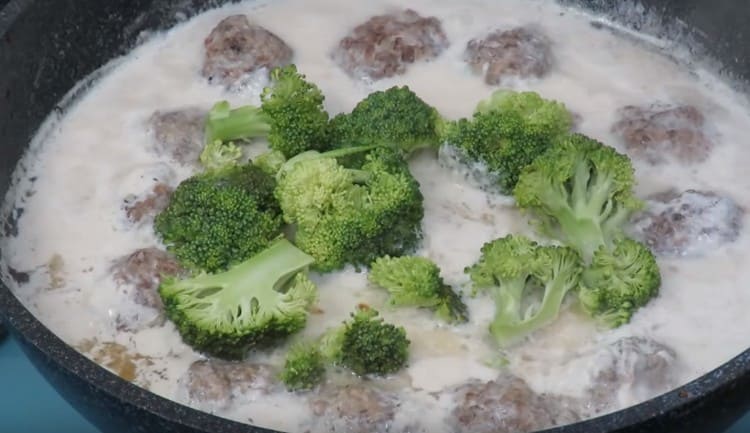 Tagliare i broccoli a pezzi e aggiungerli alla salsa.