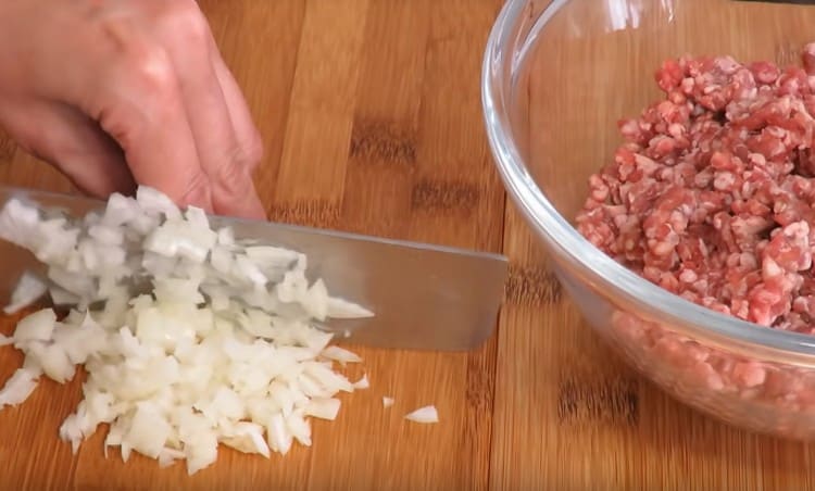 Tritare le cipolle, aggiungere alla carne macinata.