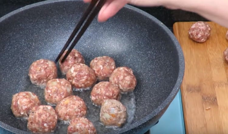 Fry meatballs sa magkabilang panig sa isang kawali.