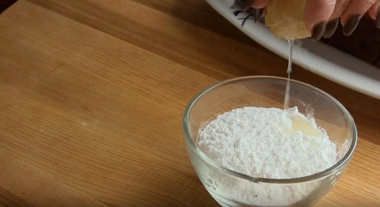Για να κάνετε το κερασάκι, συνδυάστε τη ζάχαρη άχνη με χυμό λεμονιού.