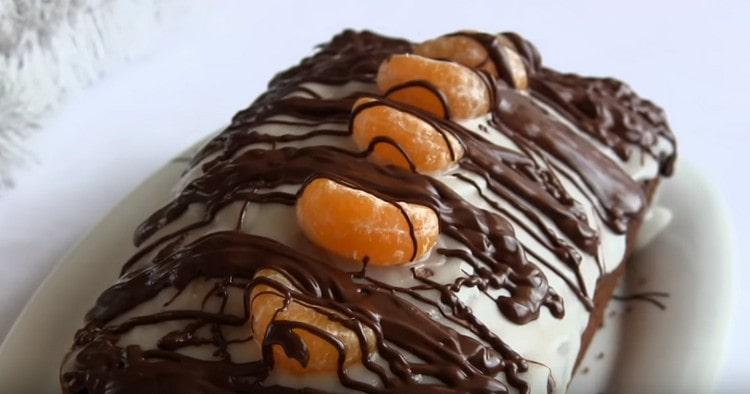 Das Dessert mit geschmolzener Schokolade übergießen.