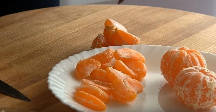 Wir putzen Mandarinen, teilen sie in Scheiben.