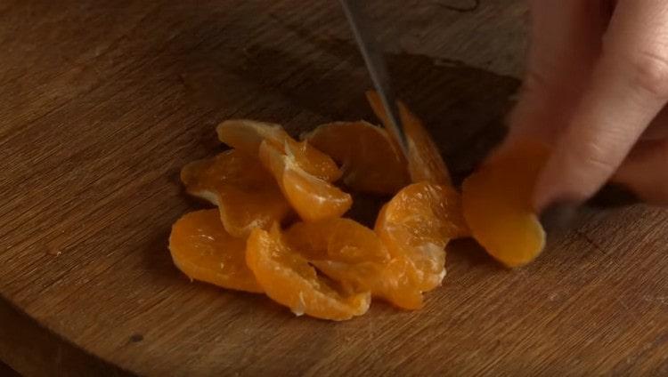 A mandarin szeleteket felére vágják.