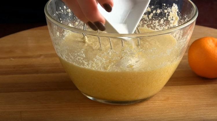 Poté do těsta přidejte citronovou kůru a vanilkový cukr.