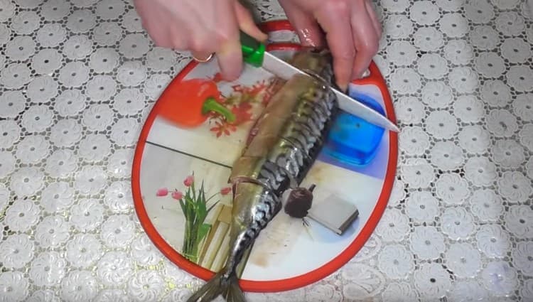 Rozmrazte makrelu, střevo, oloupejte a nakrájejte na porce.
