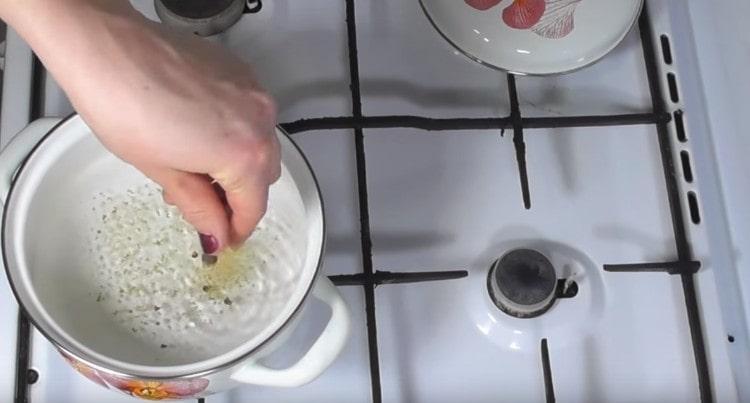 Vařte vodu na sporáku, přidejte koření a rostlinný olej.