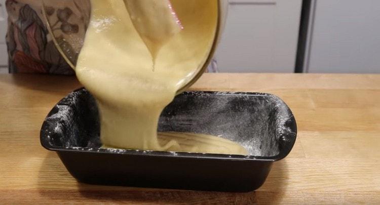 Öntsük a tésztát egy korábban elkészített formába.