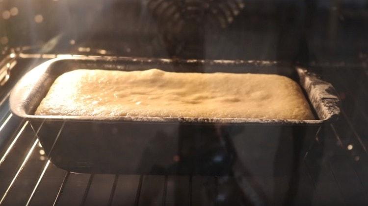 عند خبز هذه الكعكة ، يُنصح بعدم فتح الفرن.