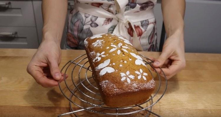 Μπορείτε να διακοσμήσετε ένα κέικ μελιού με ζάχαρη σε σκόνη χρησιμοποιώντας ένα ειδικό στένσιλ.