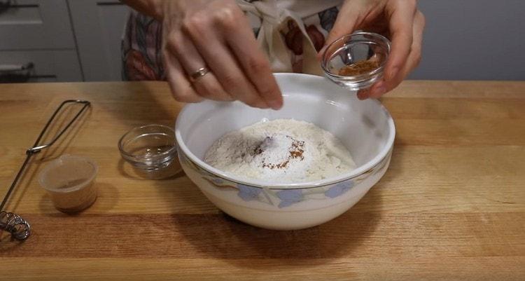 Kombinálja a lisztet a sütőporral, adjon hozzá fahéjat és szerecsendiót.