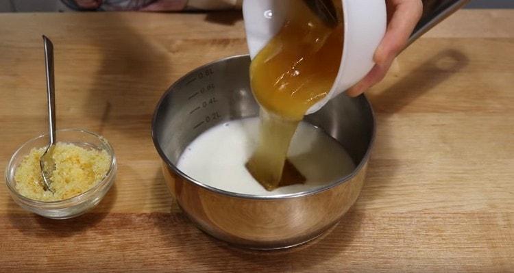 Gießen Sie Milch in die Pfanne und fügen Sie Honig hinzu.