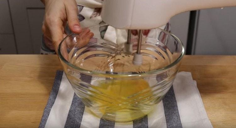 In einer Schüssel das Ei mit einem Mixer schlagen.