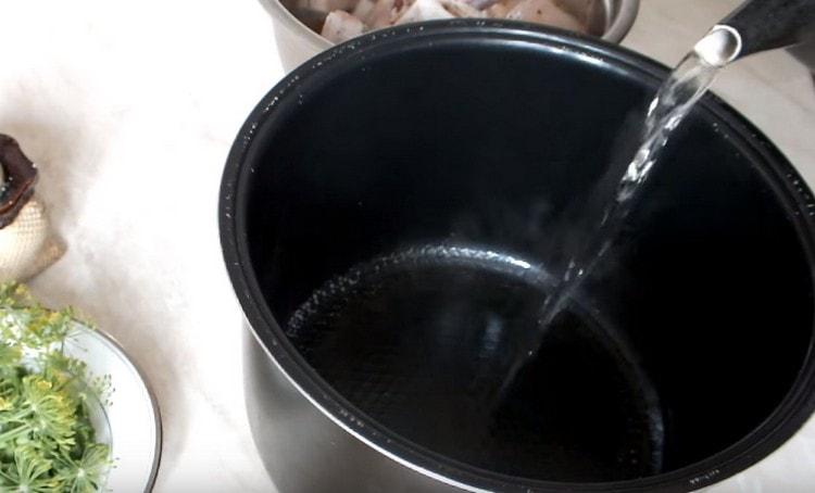 صب الماء المغلي في وعاء multicooker.