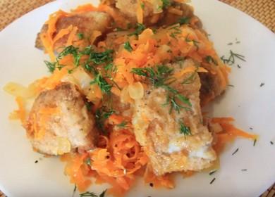Pollock con cipolle e carote, fritto in padella - semplice e gustoso