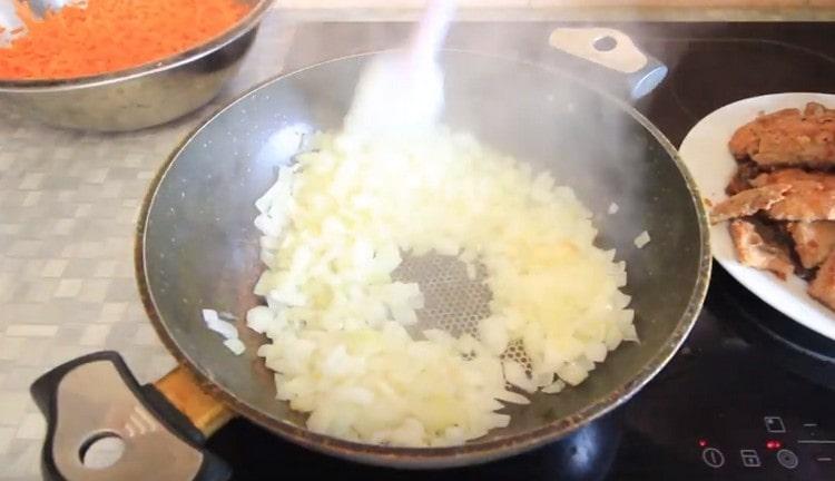 Metti la cipolla in una padella, friggi fino a renderla morbida.